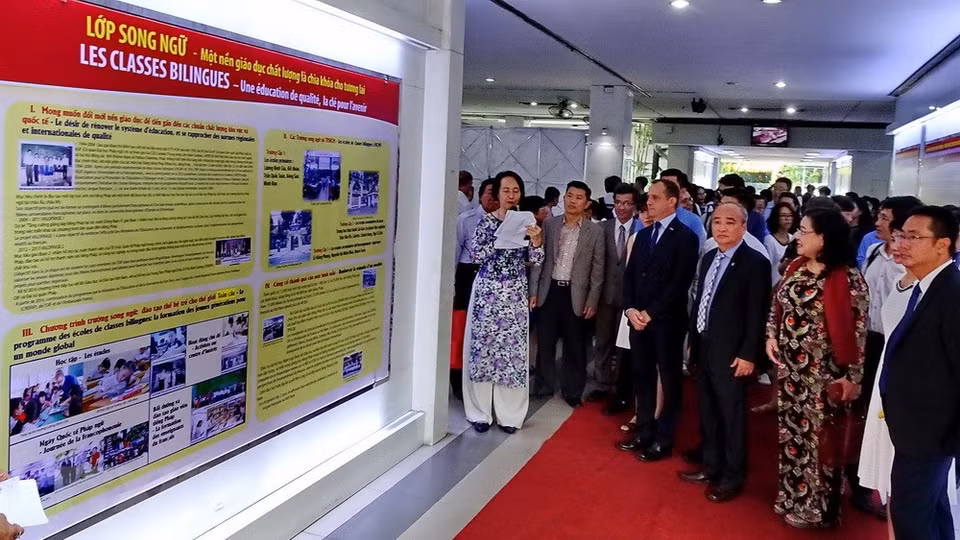 Participants visit the photo exhibition on Vietnam-France relations and the French culture (Photo: VNA) 