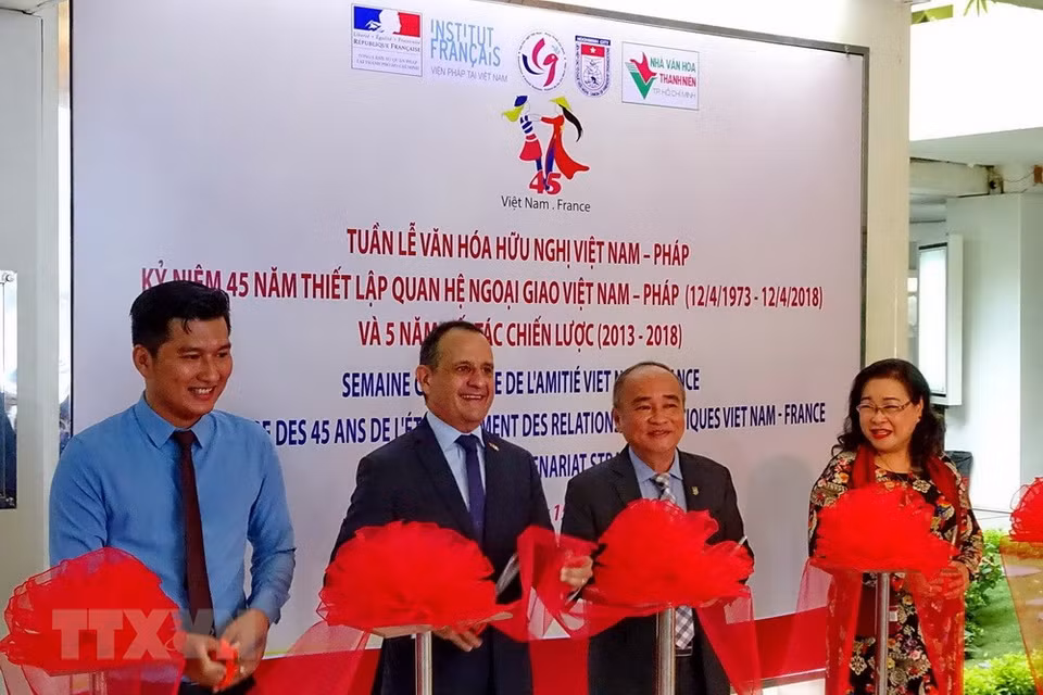A ribbon cutting ceremony opens a photo exhibition within the Vietnam-France Friendship Week, which will run until April 20 (Photo: VNA)