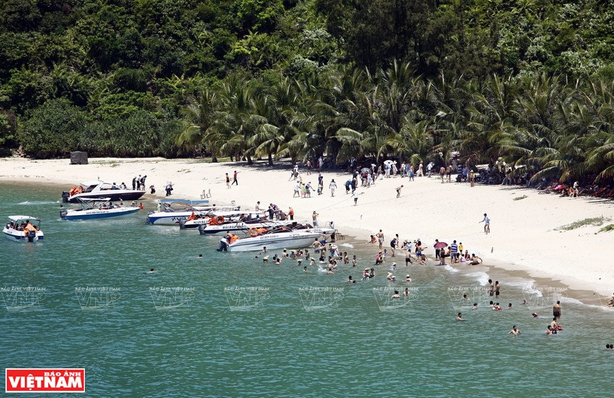 Cu Lao Cham welcomes over 3,500 visitors every summer. (Photo: Vietnam Pictorial)