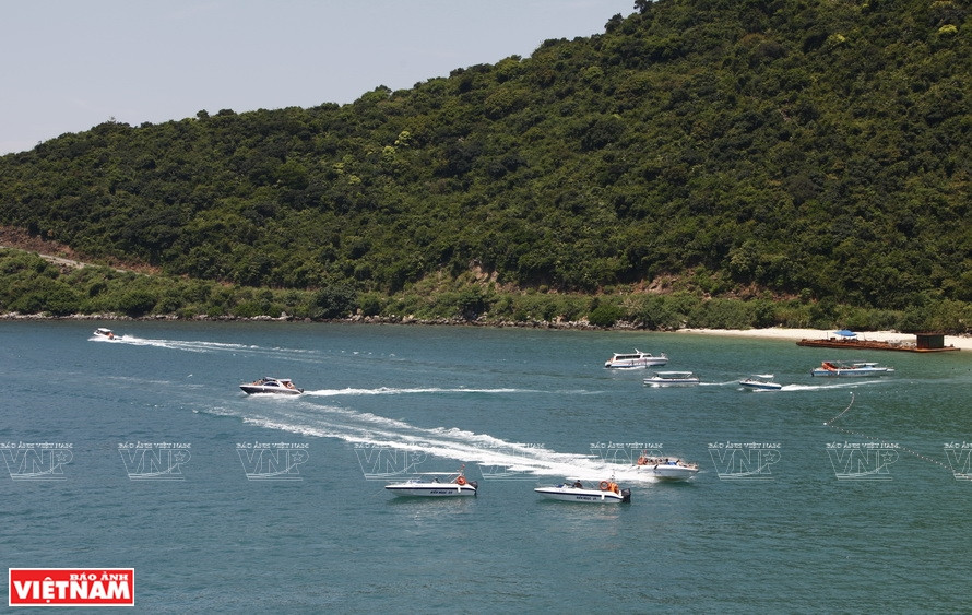 Covering more than 5,000 ha of water surface, the cluster of 8 small islands is home to 1,500ha of tropical forests with a wide range of marine fauna and flora. The place is suitable for water-based tourism and sport activities. (Photo: Vietnam Pictorial)