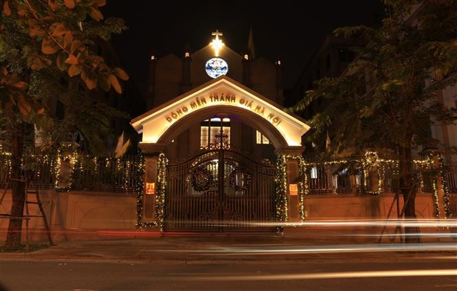 Lovers of the Holy Cross Convent in Nha Chung street glitters in the evening (Photo: VNA) 