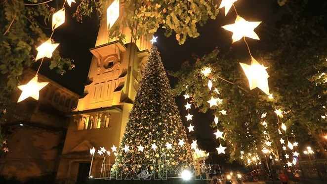 Sparklingly decorated giant Christmas tree, a highlight of Cua Bac Church (Photo: VNA) 
