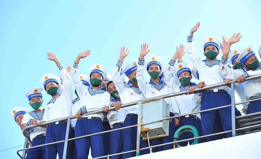 Soldiers bid farewell to their comrades and families before leaving for Truong Sa island district. (Photo: VNA) 