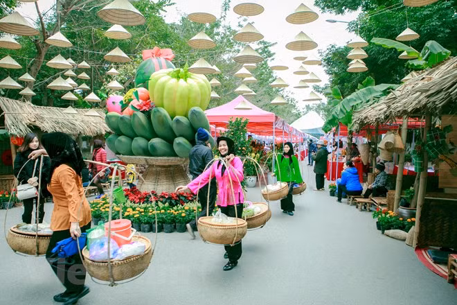 200 agricultural product stands along the road sides create a traditional Tet space. (Source: VNA)