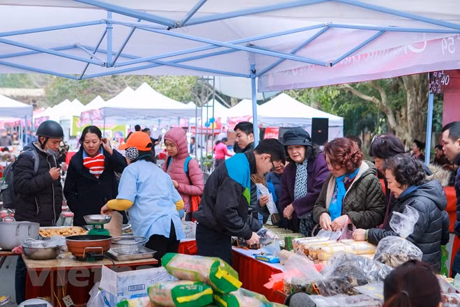 Visitors buy traditional food for Tet festival. (Source: VNA)