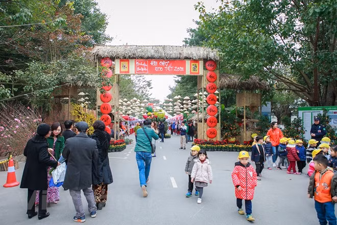 Road decorated with Vietnamese traditional conical hats is among highlights at the event (Source: VNA)