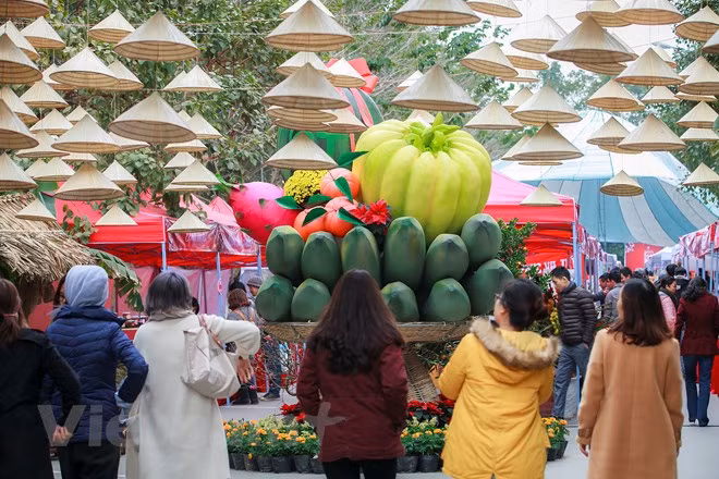A giant fruit tray in the event (Source: VNA)