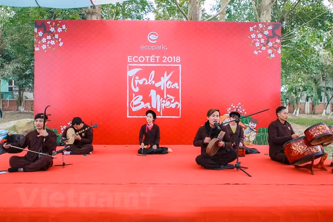 The fair also features traditional art performance (Source: VNA)