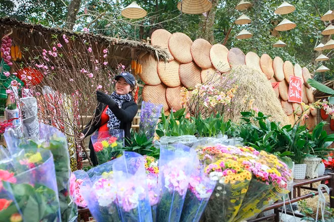 Flowers stands add colours to the event. (Source: VNA)