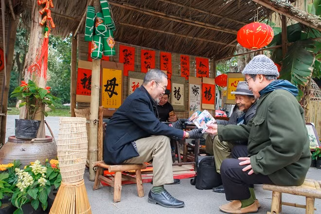 Calligraphy stands are typical at Tet fairs. (Source: VNA)