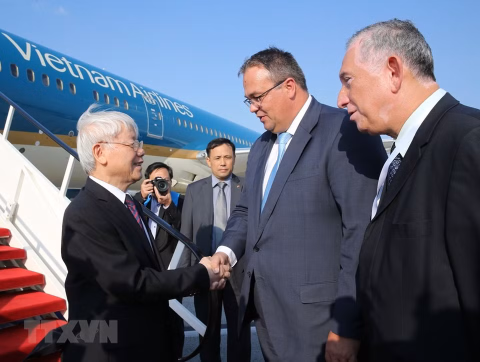 Csaba Balogh (second, right), Minister of State at the Hungarian Ministry of Foreign Affairs and Trade and Chairman of the Hungary-Vietnam Cooperation Subcommittee, welcomes Party General Secretary Nguyen Phu Trong at Ferenc Liszt International Airport (Photo: VNA)