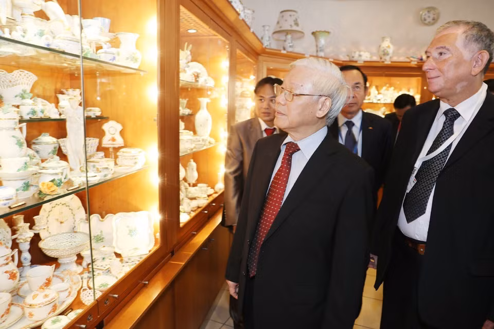 He also visits a souvenir shop on an old street in Szentendre (Photo: VNA)