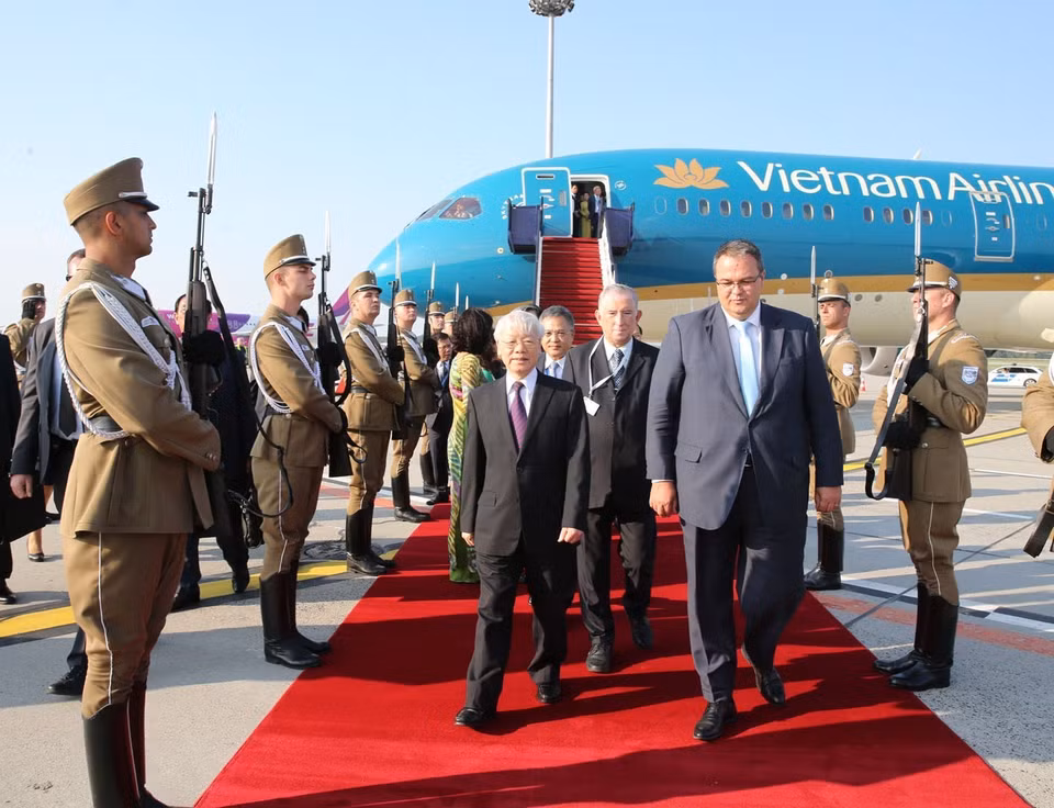 An official welcome ceremony for the Party leader and the Vietnamese delegation is also held at the airport (Photo: VNA)