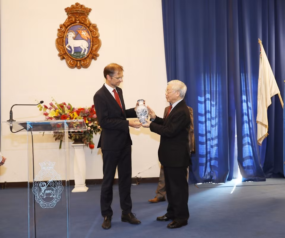 The Party leader presents a gift to the Mayor of Szentendre while visiting the town hall on September 9 (Photo: VNA)