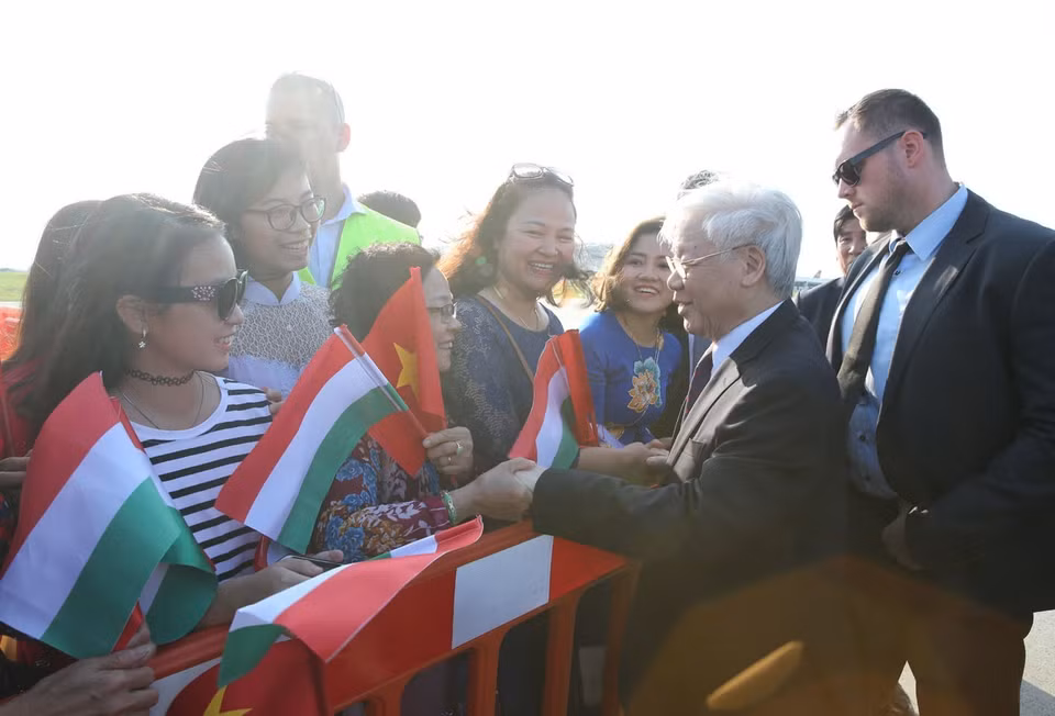 Representatives of Vietnamese people in Hungary welcome General Secretary Nguyen Phu Trong at Ferenc Liszt International Airport (Photo: VNA)