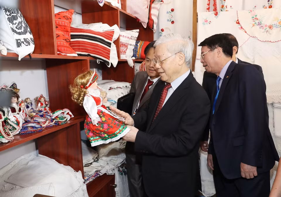 Party General Secretary Nguyen Phu Trong looks at a traditional-style doll of Hungary at a store on an old street in Szentendre (Photo: VNA)