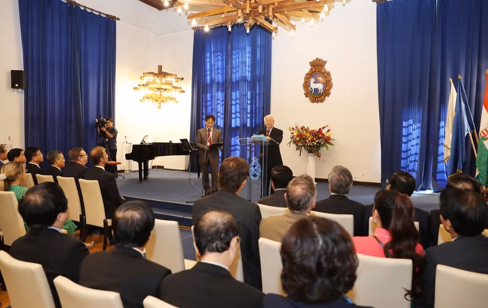 Party General Secretary Nguyen Phu Trong speaks at the town hall of Szentendre on September 9 (Photo: VNA)