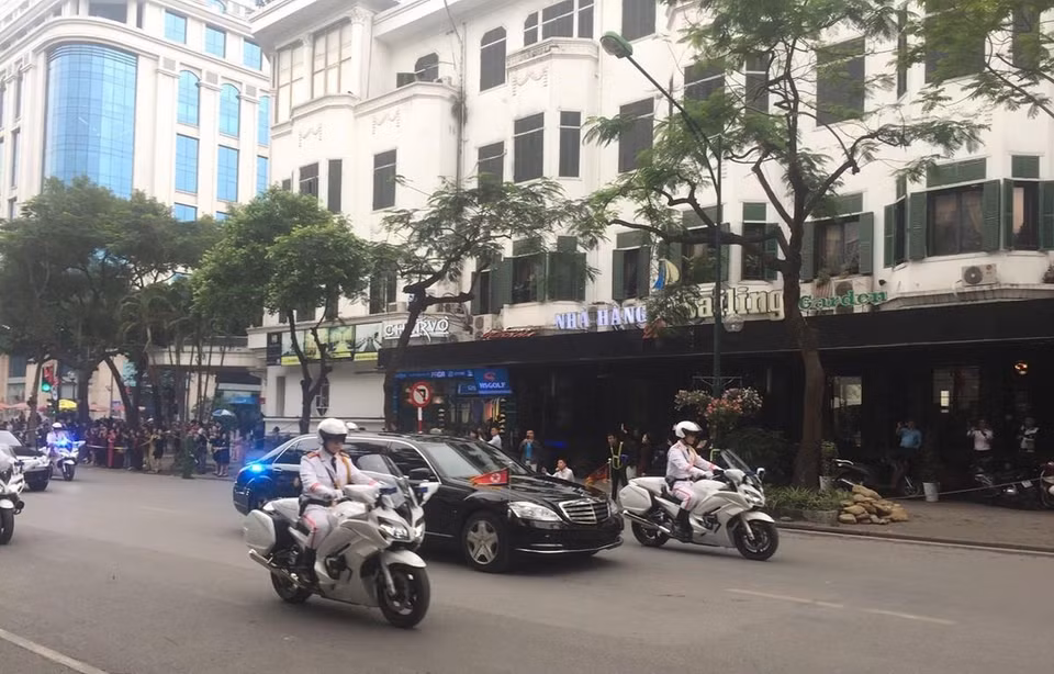 President Trump and Chairman Kim depart the hotel where they’ve been holding summit negotiations far earlier than planned (Photo: VNA) 