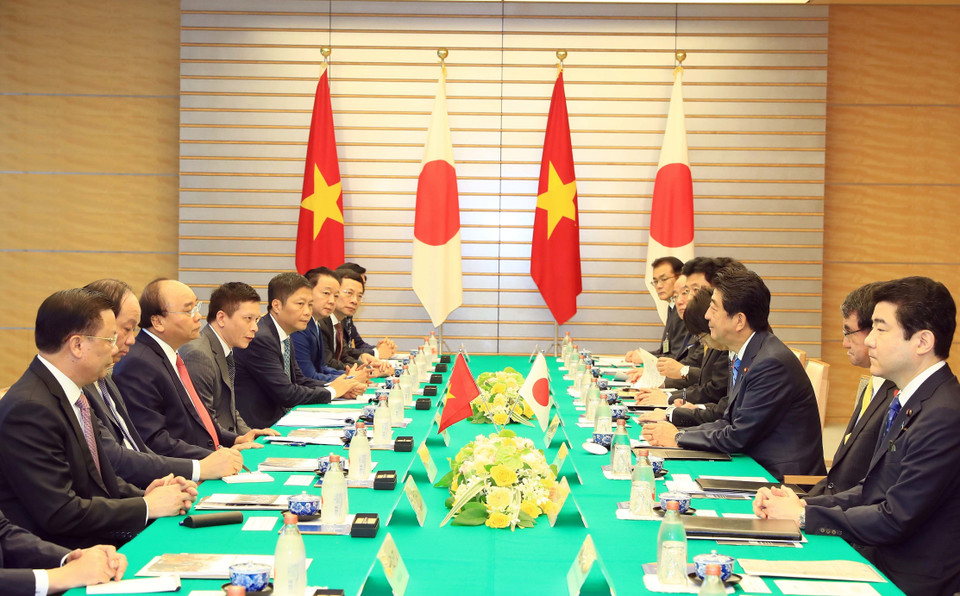 The two PMs hold talks following the welcome ceremony in Tokyo on October 8 morning (Photo: VNA)