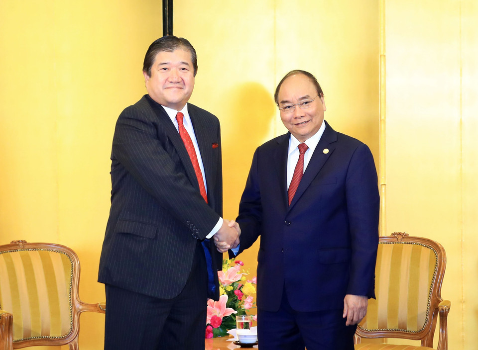 PM Nguyen Xuan Phuc receives President and CEO of Mitsui &amp; Co. Ltd Tatsuo Yasunaga in Tokyo on on October 8 (Photo: VNA)
