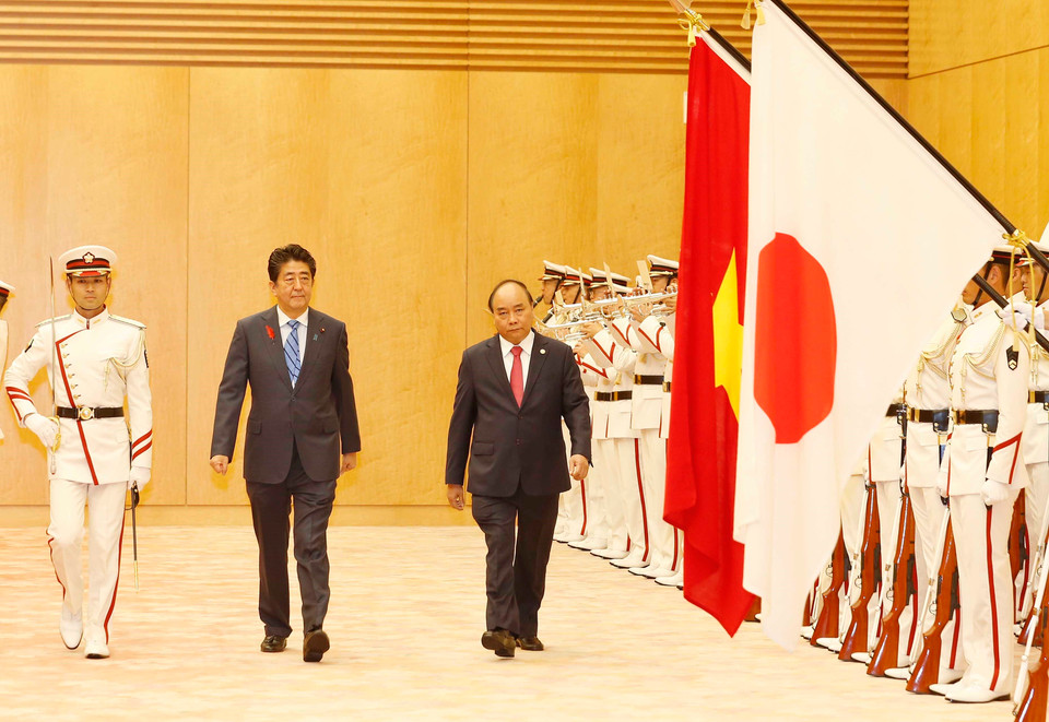 The two PMs inspect the guard of honour at the welcome ceremony (Photo: VNA)
