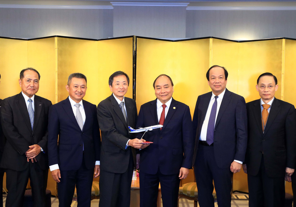 Vice Chairman of ANA Holdings Inc. Osamu Shinobe (third, left) presents an aircraft model of his firm as a gift to PM Nguyen Xuan Phuc (Photo: VNA)