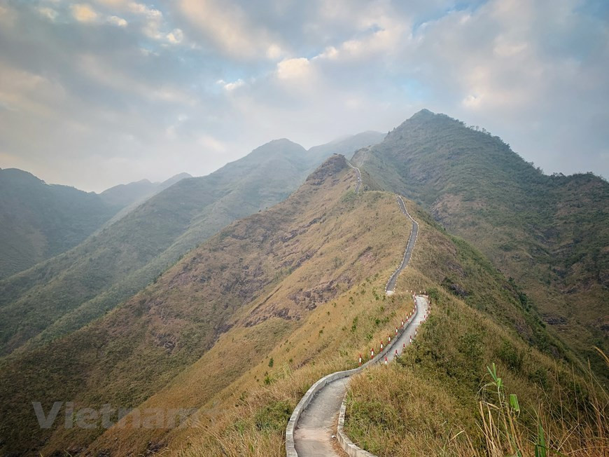 For those people who want to stay in 'paradise', Cao Ly, Quang Nam Chau and Cao Xiem peaks are wonderful spots to rest amongst the clouds. (Photo:VNA)