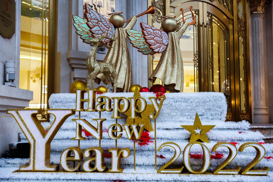 Streets are decorated beautifully before Christmas Eve. (Photo: VNA)