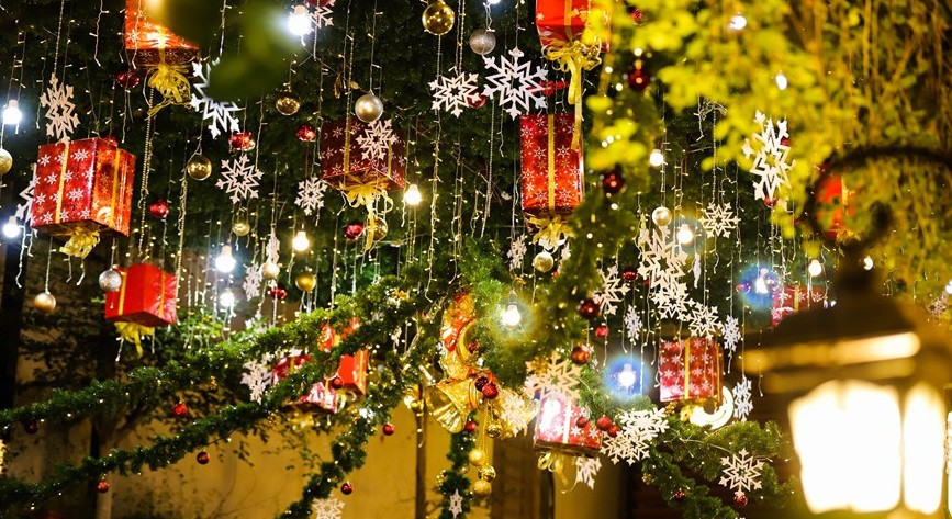 A corner of Trang Tien street sparkling ahead of Christmas (Photo: VNA)