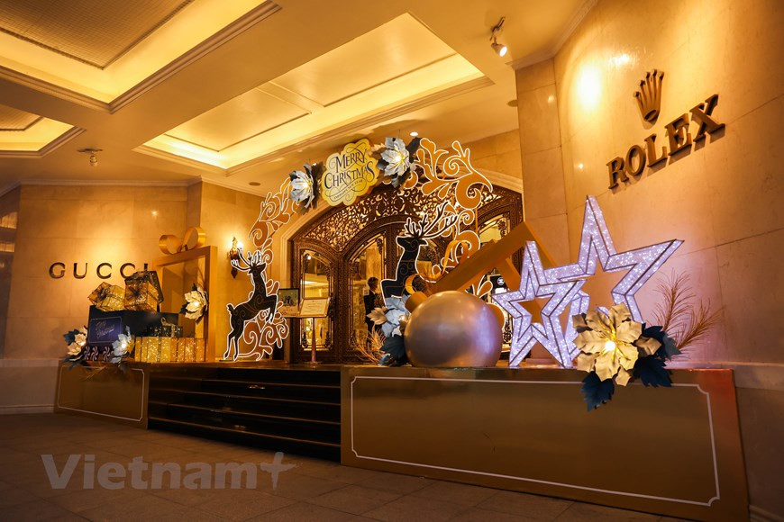 A shopping mall is decorated with glittering lights and dazzling Christmas adornments. (Photo: VNA)