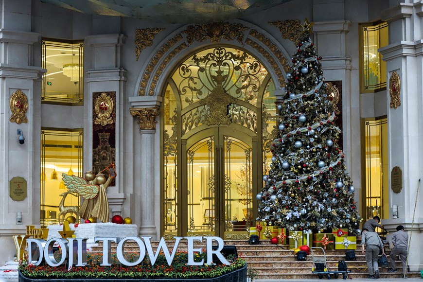 Buildings turn magnificent palaces with sparkling Christmas trees, galaxy ornaments and beautiful wreaths. (Photo: VNA)