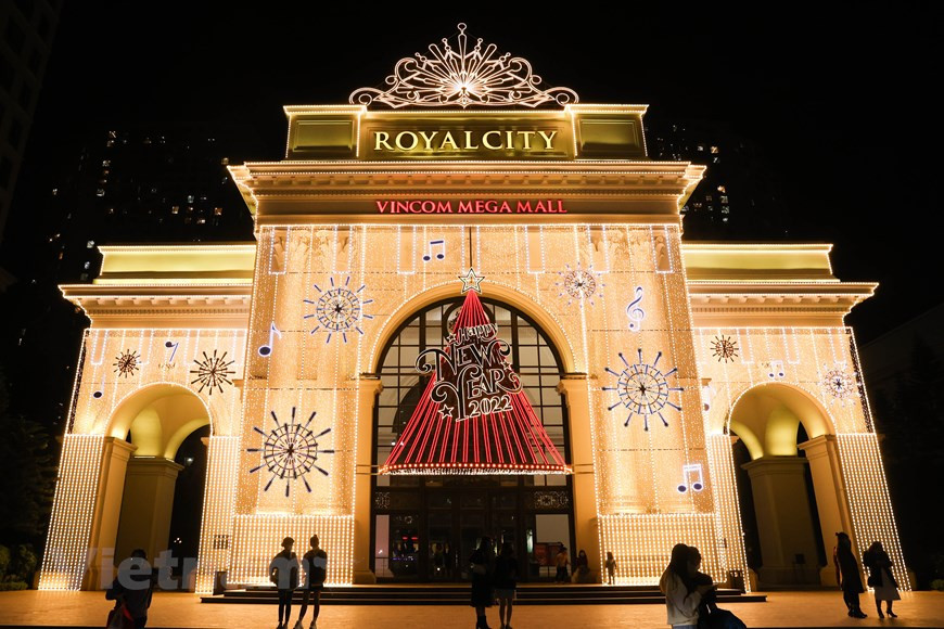 Royal City Vincom mega mall goes splendidly to welcome Christmas. (Photo: VNA)
