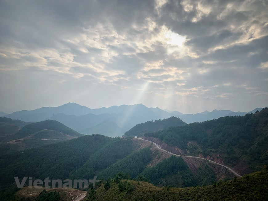 Thanks to its mountainous landscape, the district boasts wonderful natural scenery and charming cultural traditions.(Photo: VNA)