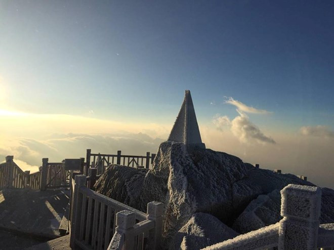 An overview of a snow-covered Fansipan peak (Photo: VNA)