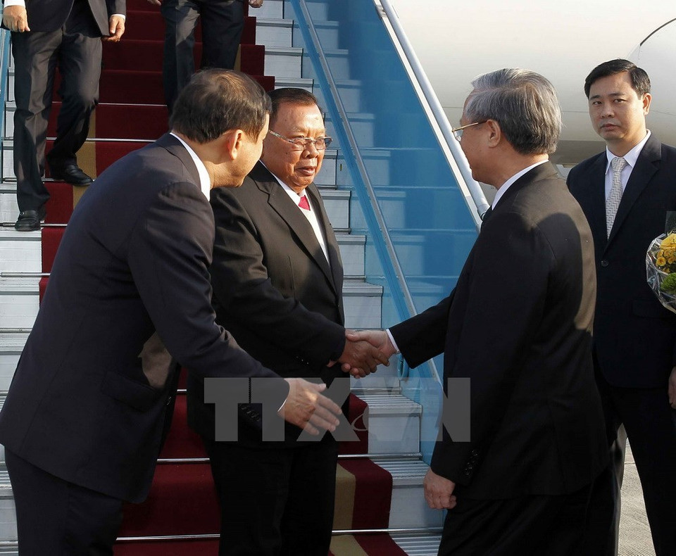 Politburo member and head of the Communist Party of Vietnam Central Committee’s Inspection Commission Tran Quoc Vuong (R) shakes hands with General Secretary of the Lao People’s Revolutionary Party and President of Laos Bounnhang Vorachith (Photo: VNA)