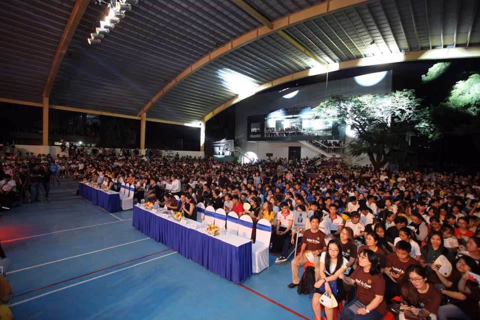 A crowd of students in Ho Chi Minh City come to Safe Style Fashion Show (Source: VNA)