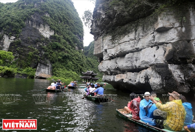 Tourists on a boat tour around the complex (Source: VNA)