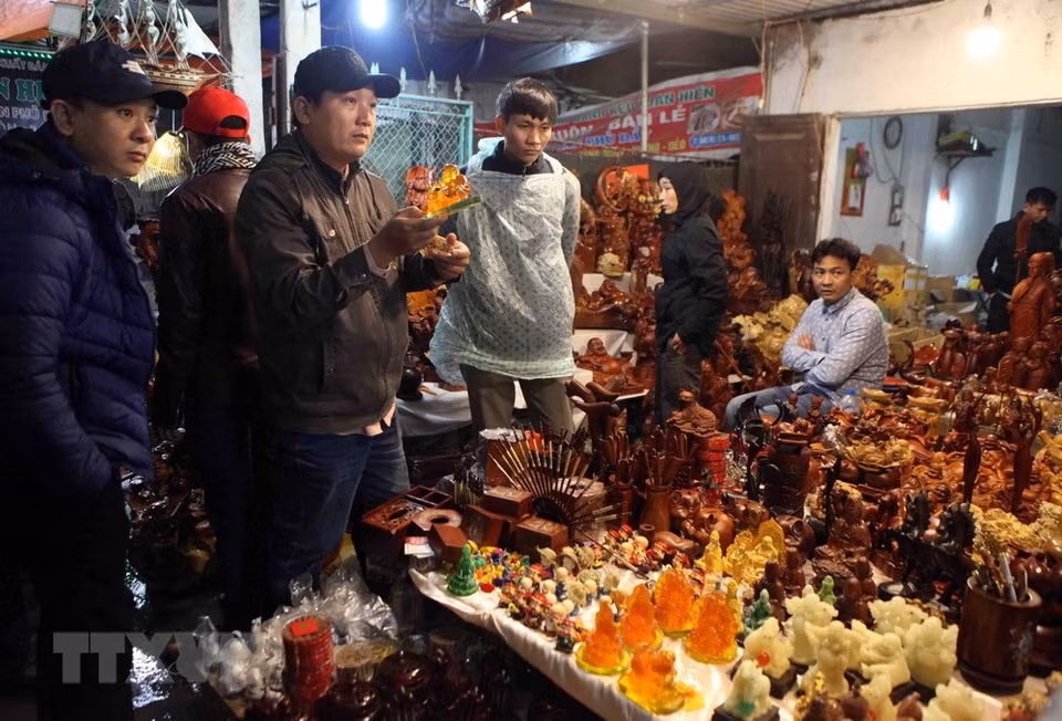 A wide range of products such as farming equipment, subtle craft articles, utensils, bronze and iron-made tools, and handicraft products are offered at the market. (Photo VNA)