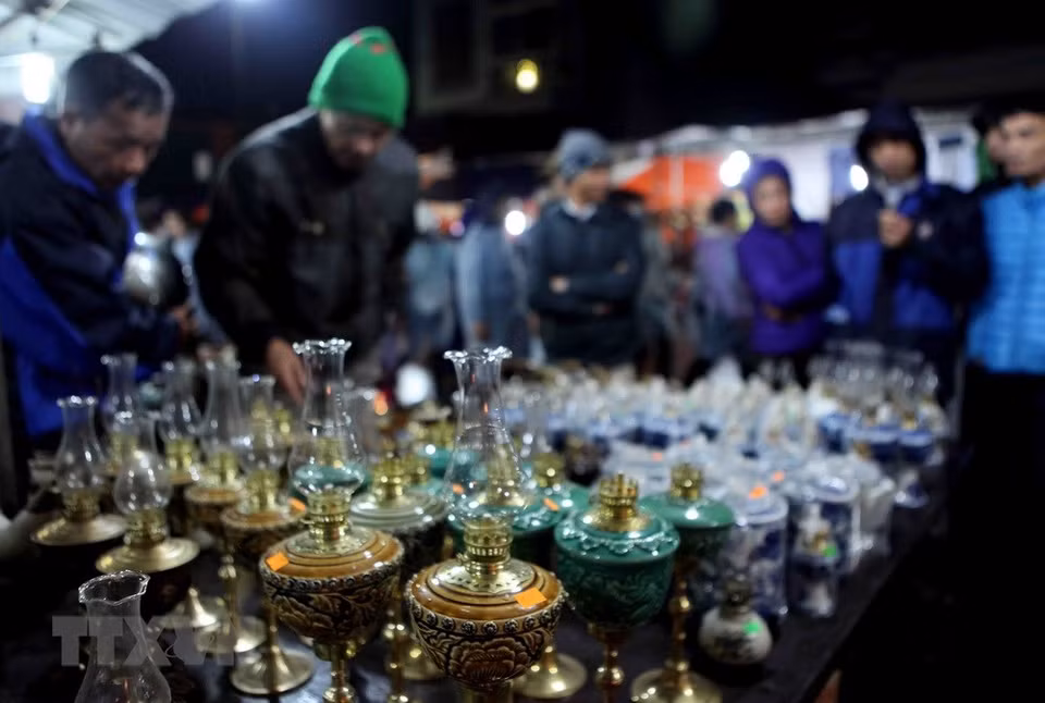 Oil lamps are on sale (Photo VNA)