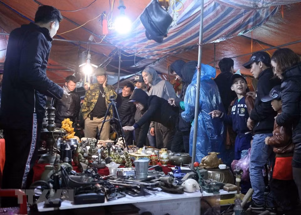 The market offers a wide range of products such as farming equipment, subtle craft articles, utensils, bronze and iron-made tools, and handicraft products (Photo VNA)