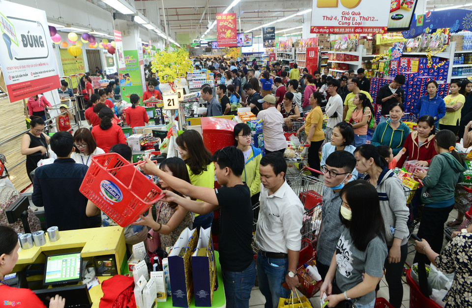 Tet is a peak selling season for retailers in the country. People spend hours for payment at supermarket. (Photo: newszing.vn)