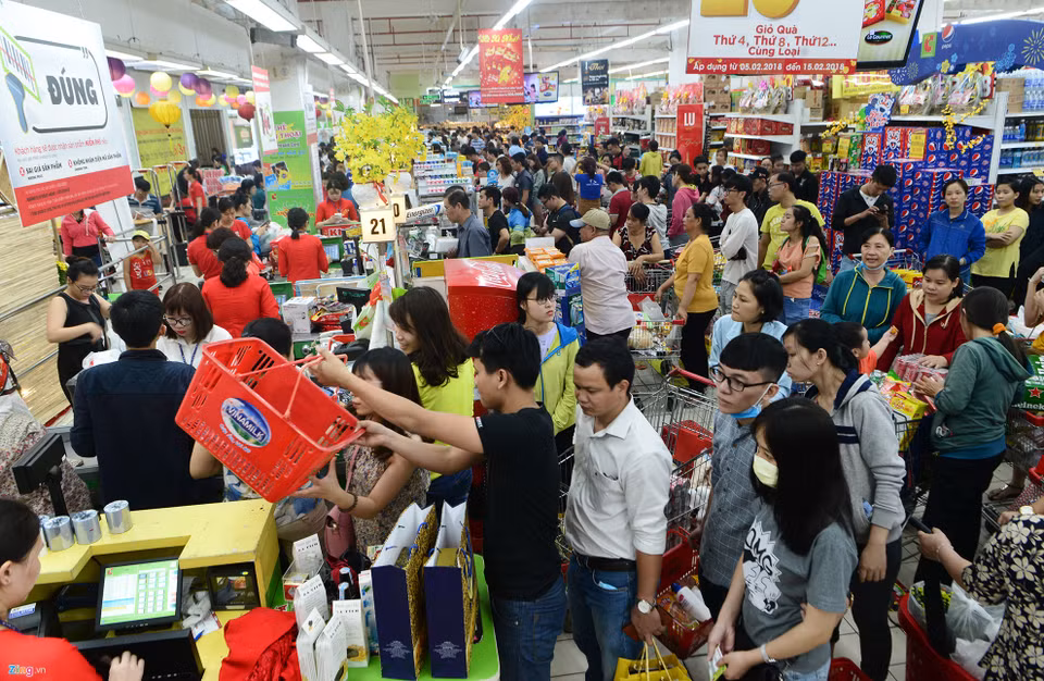Tet is a peak selling season for retailers in the country. People spend hours for payment at supermarket. (Photo: newszing.vn)
