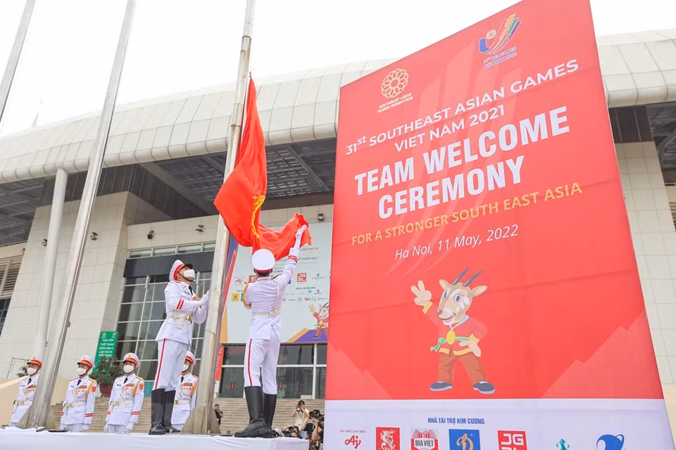 Vietnam national flag flies at the 31st SEA Games flag raising ceremony. At its second hosting of Southeast Asia’s largest sporting event, Vietnam again left an unforgettable impression in the hearts of foreign athletes, coaches, and media in its preparation and the enthusiasm of its fans. The meaning behind SEA Games 31’s slogan of “For a stronger Southeast Asia” was greatly appreciated by international media. According to SEA Games 31 organisers, there were about 500 foreign reporters at the event. With hospitality and sportsmanship, Vietnamese fans also presented a beautiful image to foreign athletes and fans. SEA Games 31 has come to an end but the host country inspired and spread solidarity and a strong sporting spirit among people in the region. (Photo: Vietnam+)