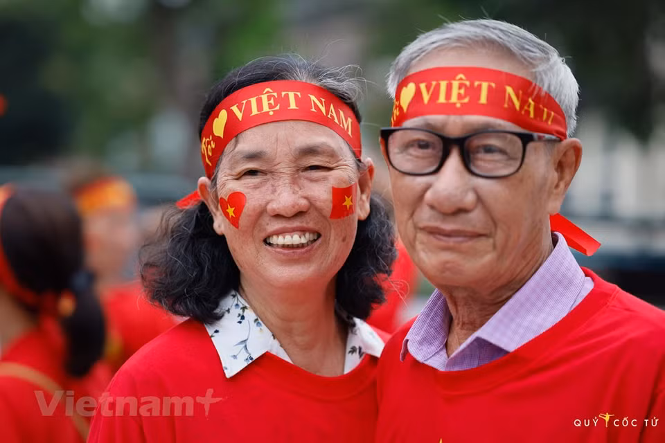 The red flag with a yellow star is the pride of the Vietnamese people, appearing in the milestones and turning points of the nation's history. Now the national flag is present at the biggest sporting event in Southeast Asia. At its second hosting of Southeast Asia’s largest sporting event, Vietnam again left an unforgettable impression in the hearts of foreign athletes, coaches, and media in its preparation and the enthusiasm of its fans. The meaning behind SEA Games 31’s slogan of “For a stronger Southeast Asia” was greatly appreciated by international media. According to SEA Games 31 organisers, there were about 500 foreign reporters at the event. With hospitality and sportsmanship, Vietnamese fans also presented a beautiful image to foreign athletes and fans. (Photo: Vietnam+)