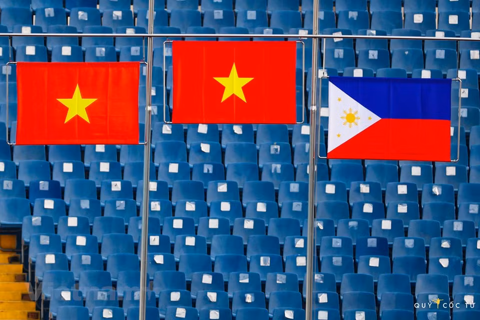 The Vietnamese flag is continuously flown to the top when the athlete won the gold medal. Vietnam has wrapped up the SEA Games 31 run at the top of the medal table with 205 golds, including the much-anticipated one in the men’s football claimed on May 22 night. The hosts broke the record of 194 golds set by Indonesia at the 1997 SEA Games in Jakarta. Vietnam’s successes in this regional sporting event have opened up a new hope for the country in other tournaments. However, the country should invest more to improve the capacity of its athletes to compete in bigger events. (Photo: Vietnam+)