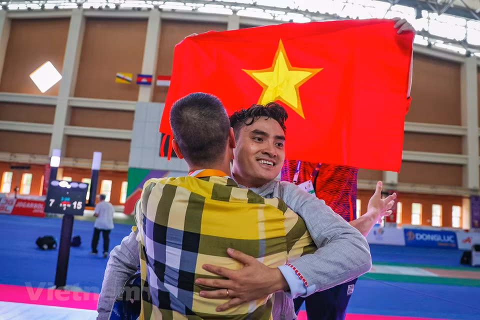 Swordsman Vu Thanh An brakes into tears when he successfully defended the SEA Games gold medal in the individual content of men's sword slash. Vietnamese athletes also had impressive performances in other sports, like shooting with seven golds; rhythmic gymnastics, five golds; weightlifting, three golds and six records; fencing, five golds; and canoeing and rowing, each with eight golds; among others. Vietnam’s martial arts teams also made breakthroughs with 10 golds in wushu, nine others in judo and taekwondo each, seven in karate and kurash each, six in pencak silat and vovinam each, five in kickboxing and muay each, and two in jujitsu. (Photo: Vietnam+)