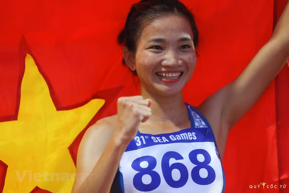 Athlete Nguyen Thi Oanh is happy after she won the gold medal in athletics. Vietnam has wrapped up the SEA Games 31 run at the top of the medal table with 205 golds, including the much-anticipated one in the men’s football claimed on May 22 night. The hosts broke the record of 194 golds set by Indonesia at the 1997 SEA Games in Jakarta. The gold medals have not only rocketed Vietnam to the top spot but also reflected their outstanding progress. Vietnam’s successes in this regional sporting event have opened up a new hope for the country in other sporting events. (Photo: Vietnam+)