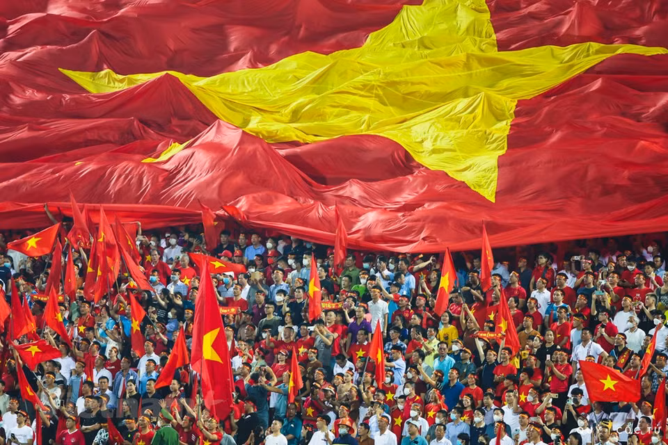 The 3,000m2 grand flag at Viet Tri Stadium (Phu Tho) in the semi-final match of the men's football team against Malaysia. SEA Games 31 has come to an end but the host country inspired and spread solidarity and a strong sporting spirit among people in the region. Vietnam has wrapped up the SEA Games 31 run at the top of the medal table with 205 golds, including the much-anticipated one in the men’s football claimed on May 22 night. Vietnam’s successes in this Games have opened up a new hope for the country in other sporting events. However, the country should invest more to improve the capacity of its athletes to compete in bigger events. (Photo: Vietnam+)