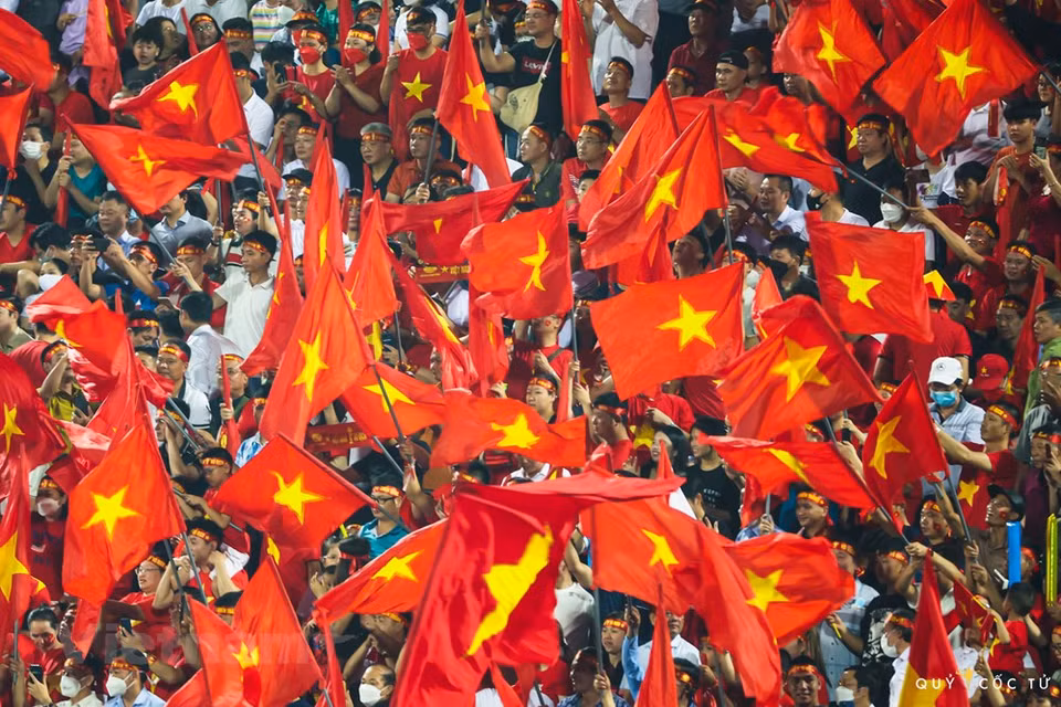 National flags at Viet Tri Stadium (Phu Tho province). SEA Games 31 has come to an end but the host country inspired and spread solidarity and a strong sporting spirit among people in the region. Vietnam has wrapped up the SEA Games 31 run at the top of the medal table with 205 golds, including the much-anticipated one in the men’s football claimed on May 22 night. Vietnam’s successes in this Games have opened up a new hope for the country in other sporting events. However, the country should invest more to improve the capacity of its athletes to compete in bigger events. (Photo: Vietnam+)