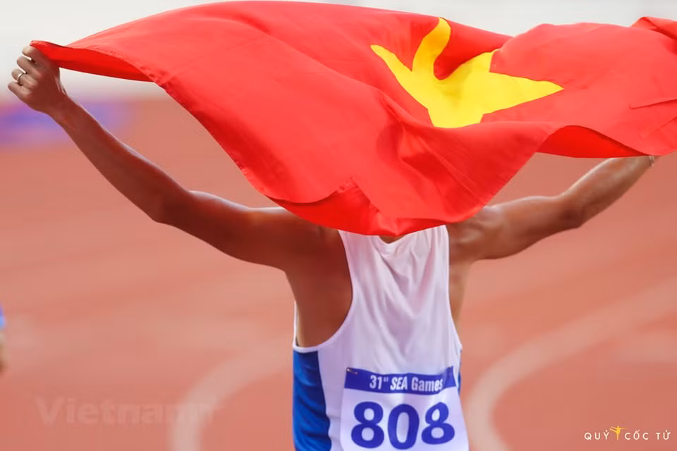 At the SEA Games or any sports festival, the national flag is meant to cheer on the spirit and strengthen each athlete and the Vietnamese people as a whole. SEA Games 31 was held in Hanoi and 11 provinces and centrally-run cities from May 12-23. It featured 40 sports with 526 events, attracting around 10,000 participants. The biennial event was initially slated for late 2021 but delayed due to the COVID-19 pandemic. Vietnam has wrapped up the SEA Games 31 run at the top of the medal table with 205 golds, breaking the record of 194 golds set by Indonesia at the 1997 SEA Games in Jakarta. (Photo: Vietnam+)